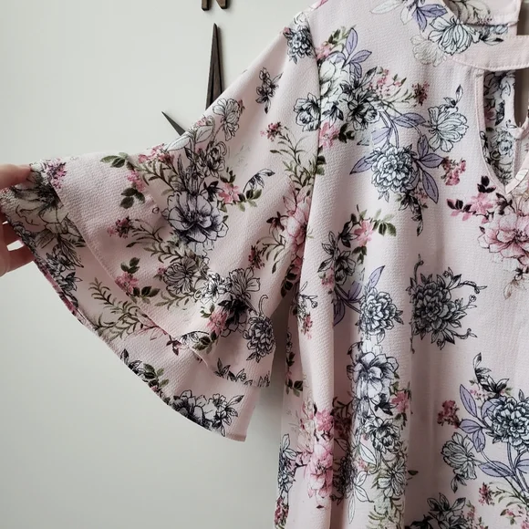 Gorgeous Bell Sleeve Floral Blouse 🌸 - Picture 2 of 8